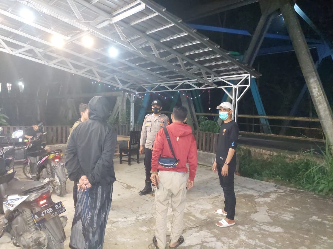 Anggota Polsek Lebakgedong Polres Lebak patroli dialogis dan himbauan prokes covid 19 kepada masyarakat