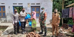 Sambangi Warga Yang Tertimpa Musibah, Jajaran Polsek Mancak Bersama Sat Binmas Polres Cilegon Salurkan Bantuan Kemanusiaan