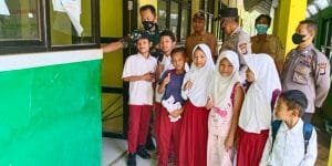 Kejar Target Vaksinasi Anak, Jajaran Personel Polsek Mancak Polres Cilegon Terus Dampingi Para Nakes