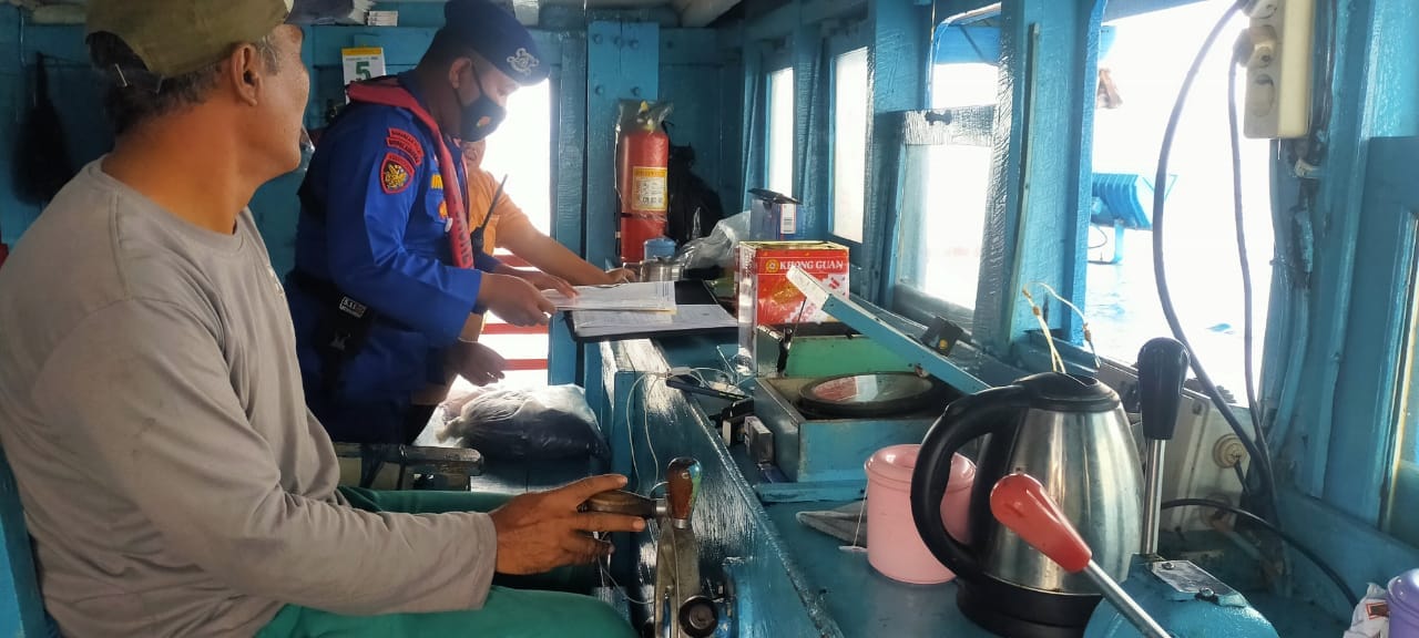 Personel Ditpolairud Polda Banten Gelar Patroli Dialogis dan Bagikan Masker di Perairan Merak