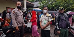 Personel Polsek Pasar Kemis Monitoring Dan Pengamanan Penyaluran BPNT, Pastikan Tepat Sasaran.