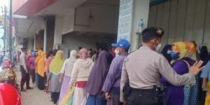 Awasi Prokes, Satgas Covid-19 Cegah Kerumunan Warga saat Antri Beli Minyak Goreng Subsidi