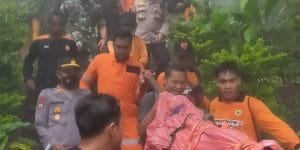 Anggota Koramil Tawangmangu Bersama Relawan Gunung Lawu Evakuasi Korban Pendaki Gunung Lawu