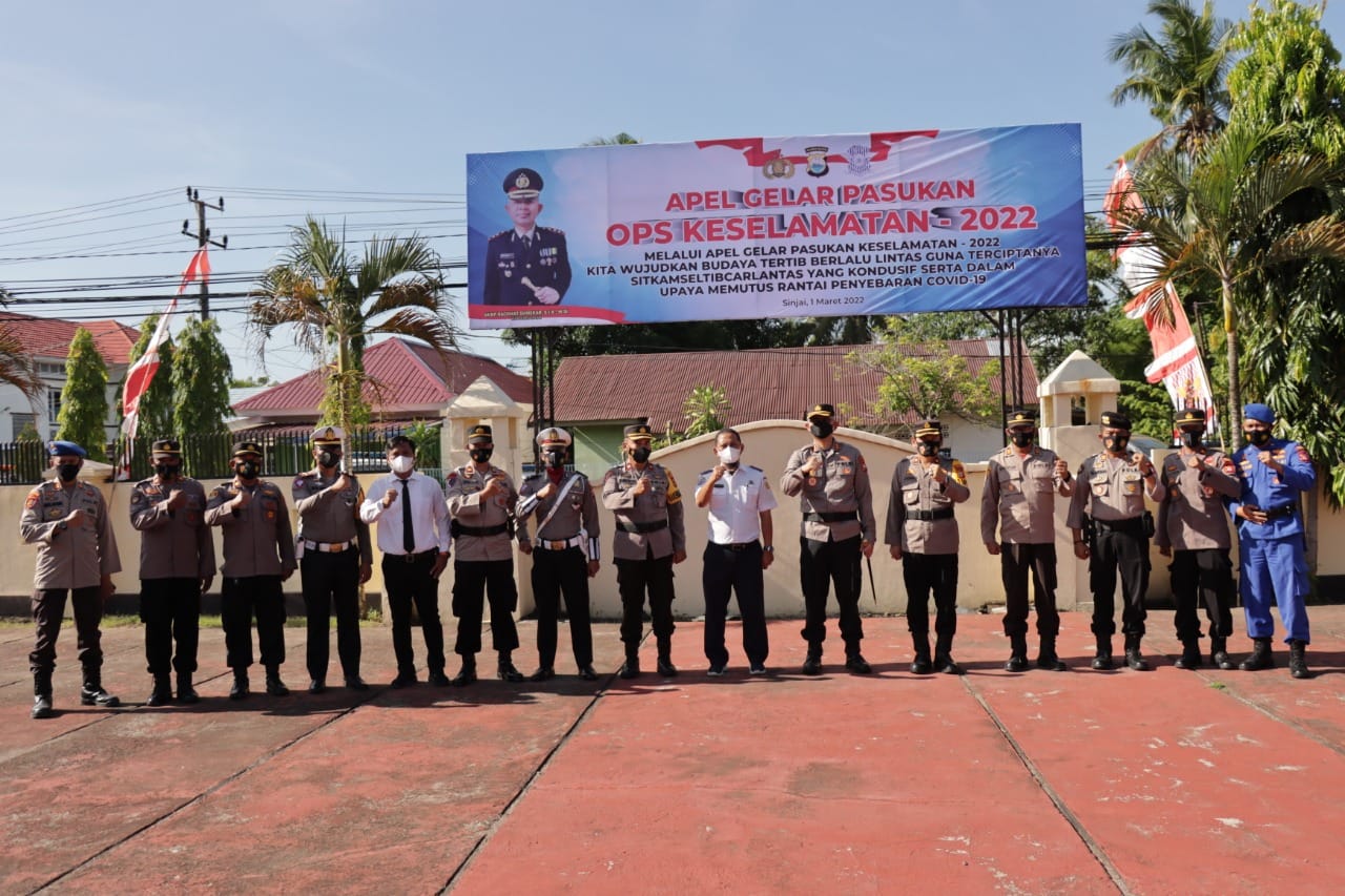 Kapolres Sinjai Pimpin Apel Gelar Pasukan Dalam Rangka Ops Keselamatan 2022