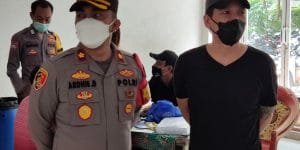 Kapolsek Cengkareng Kompol Ardhie Demastyo meninjau vaksinasi Covid-19 yang menyasar warga Rumah Susun Flamboyan,