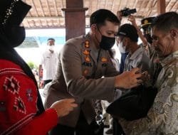 Kapolres Blora Serahkan Zakat Dan Santunan Kepada Warga Kelurahan Bangkle Blora