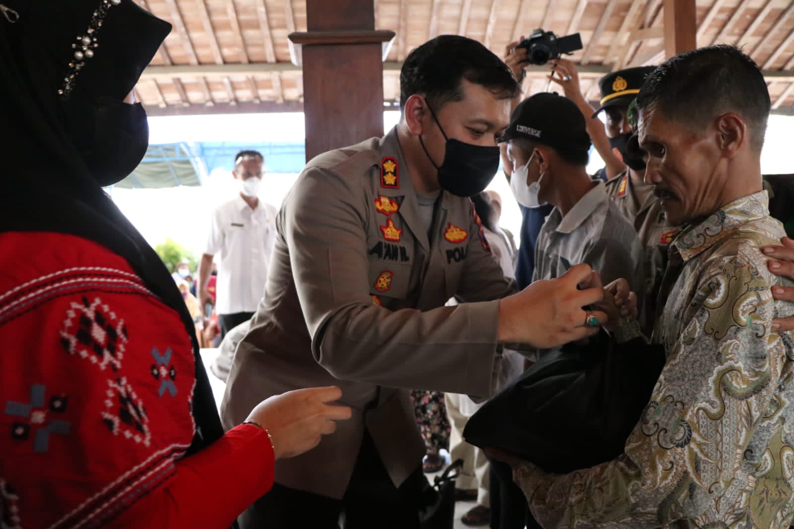 Kapolres Blora Serahkan Zakat Dan Santunan Kepada Warga Kelurahan Bangkle Blora