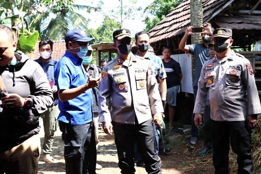 Kapolres Banjarnegara Cek Kandang Ternak, Sampaikan Himbauan SOP Pencegahan Penyebaran Virus PMK