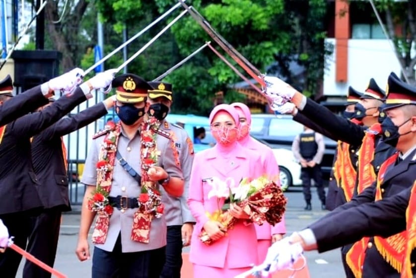 Resmi Jabat Kapolres Metro Tangerang Kota, Kombes Pol Zain Dwi Nugroho Disambut Upacara Pedang Pora