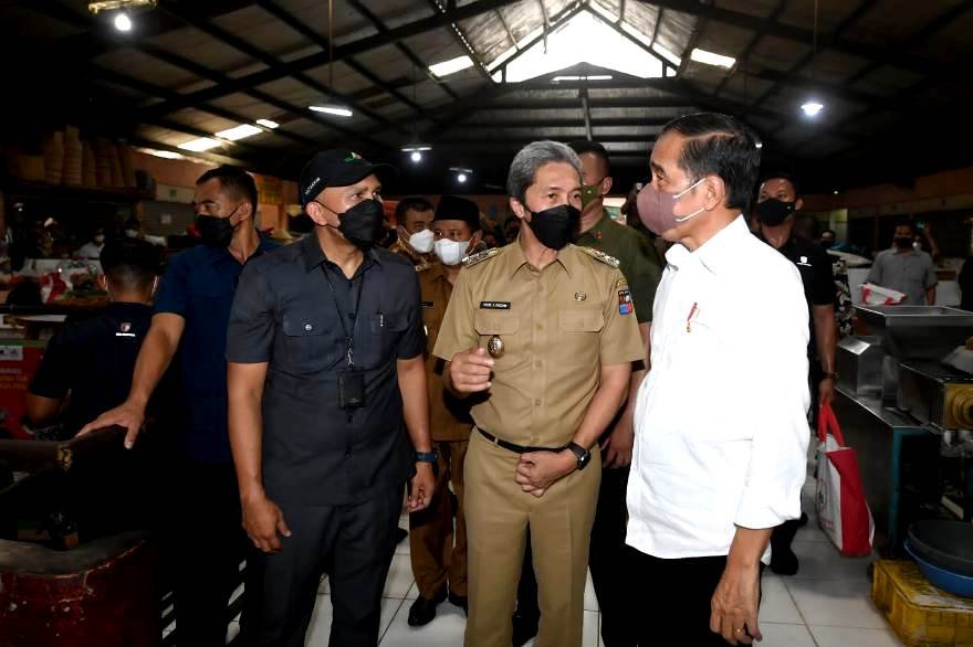 Presiden Jokowi Bagikan Bansos dan Tinjau Harga Minyak Goreng di Pasar