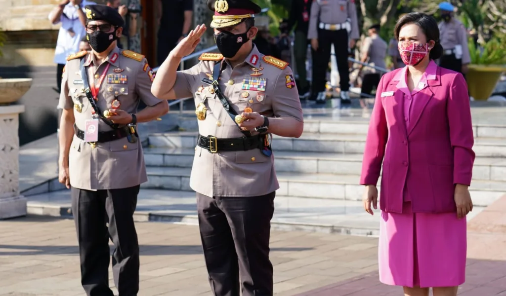 Beri Penghormatan ke TMP Kalibata Kapolri Lanjutkan Semangat Pahlawan Wujudkan Indonesia Emas