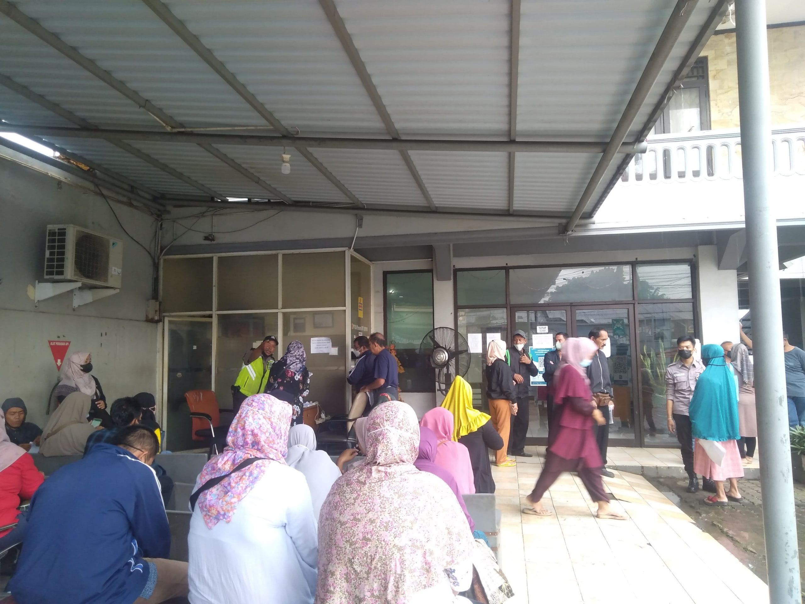 Protes Kebijakan Penyesuaian Daya Dari 450 VA Menjadi 1300 VA Warga Geruduk Kantor PLN