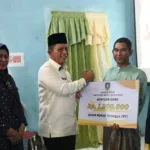 Gubernur Ansar Serahkan Bantuan Insentif RT, RW dan Posyandu
