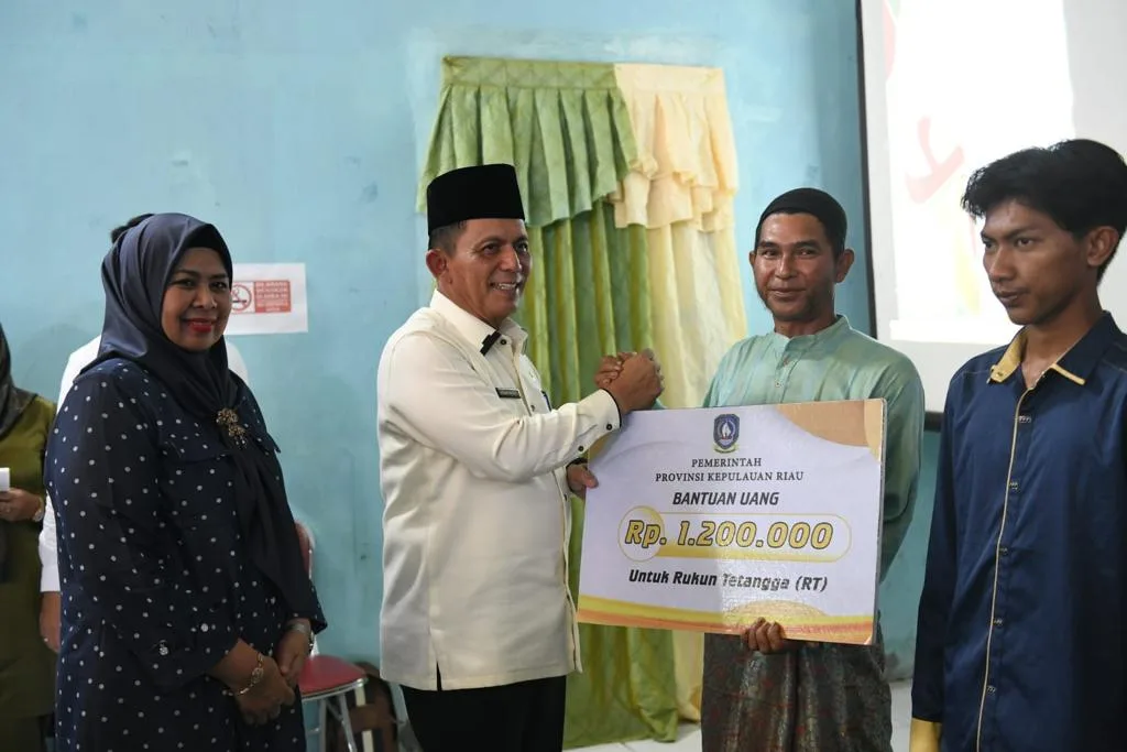 Gubernur Ansar Serahkan Bantuan Insentif RT, RW dan Posyandu