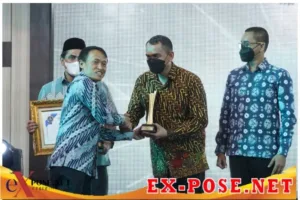 Terima Penghargaan dari Jawa Pos 