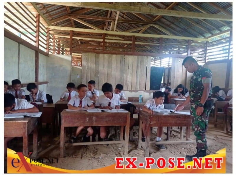 Mengajar Di Sekolah Dasar Perbatasan RI-Malaysia