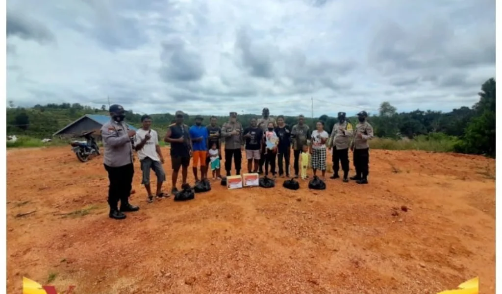 Polresta Tanjungpinang Membagikan Sembako Kepada Masyarakat Yang Terdampak Kenaikan Harga BBM