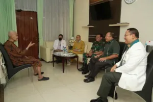 Panglima TNI Jenguk Mantan Wakil Presiden RI Ke-6?
