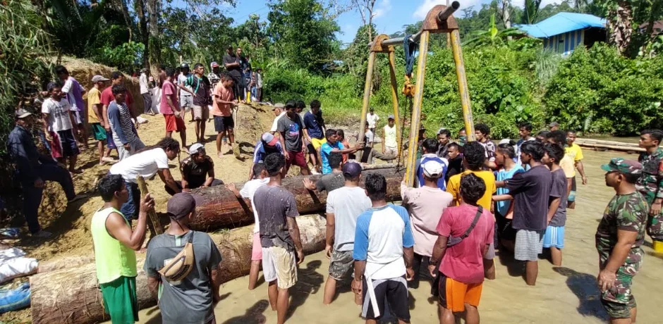 Respon keluhan masyarakat, prajurit ajusta bangun jembatan darurat