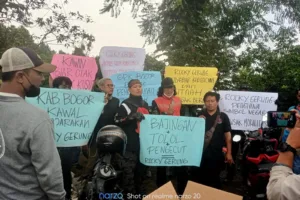 Rocky Gerung Sebut Jokowi ‘Bajingan Tolol’, Puluhan Masyarakat dan Ojol Indonesia Geruduk Rumahnya