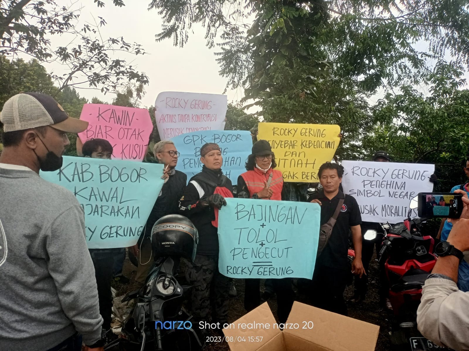Rocky Gerung Sebut Jokowi 'Bajingan Tolol', Puluhan Masyarakat dan Ojol Indonesia Geruduk Rumahnya