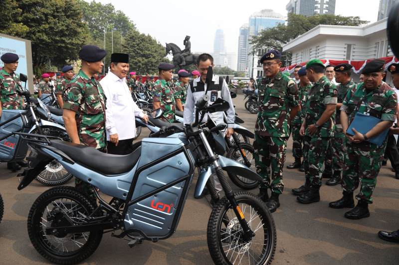 Menhan RI Serahkan 100 Unit Rantis