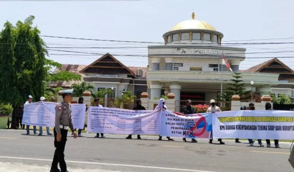 Aksi Demo Mahasiswa dan Pemuda Anti Korupsi di DPRD Polman