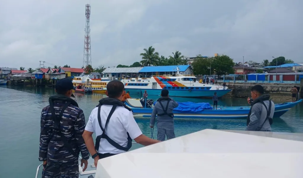 Bakamla RI Serta Tim SAR Gabungan Selamatkan Korban Mati Mesin di Selat Nerong