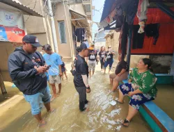 Tim Paslon 2 Dharma-Kun Turun ke Lokasi Banjir Rob, Warga Muara Angke Sampaikan Terimakasih