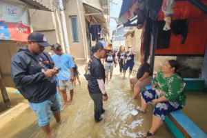 Tim Paslon 2 Dharma-Kun Turun ke Lokasi Banjir Rob, Warga Muara Angke Sampaikan Terimakasih   