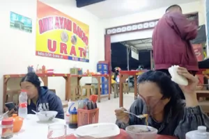 Emak-emak Warga Bekasi Diduga Bekerjasama dengan Pedagang Bakso Tipu Jutaan Rupiah