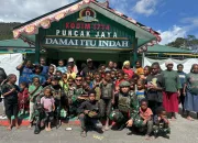 Satgas Yonif 715/Mtl bagikan logistik kepada pengungsi konflik Puncak Jaya
