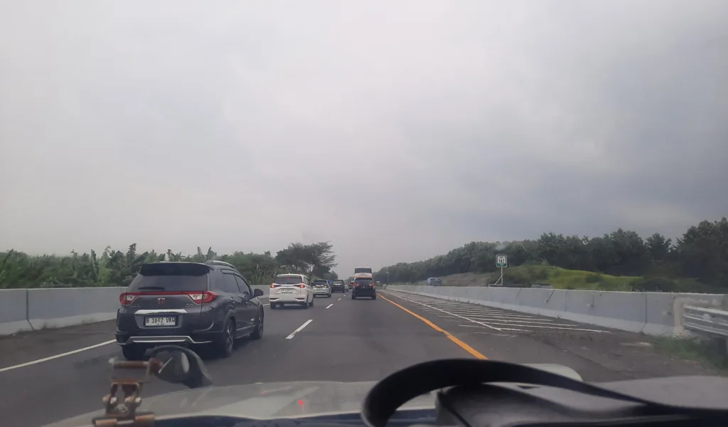 Info mudik : Situasi Tol Cipali Macet H-4