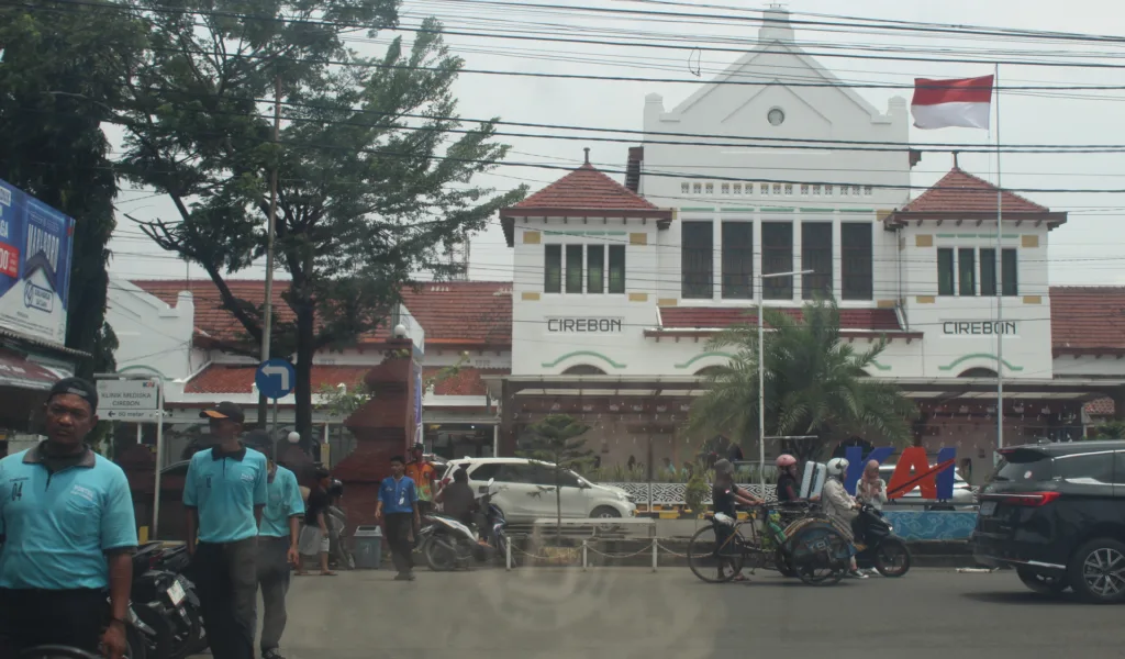 Ribuan Pemudik Padati Stasiun Kejaksan Cirebon