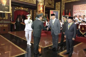 Menhan RI Terima Tanda Kehormatan Bintang Yudha Dharma Utama