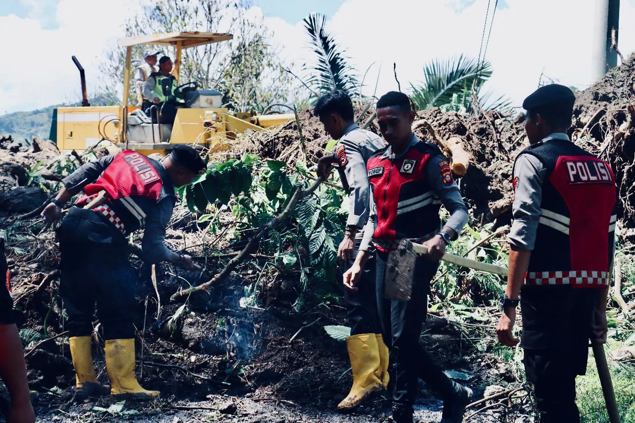 Kapolres Tator Terjunkan Personilnya Bantu Bersihkan Material Tanah Longsor di Bonggakaradeng