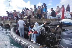 Bakamla Bantu Angkut Ratusan Warga dan Logistik Pulau Enggano ke Bengkulu