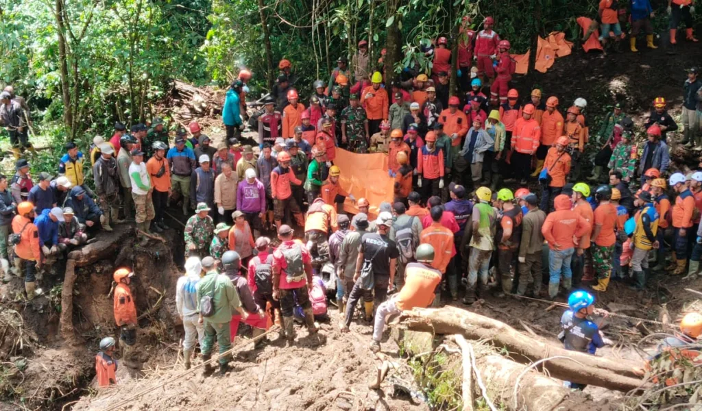 Evakuasi Korban Tanah Longsor di Pacet