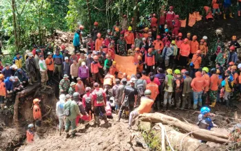 Evakuasi Korban Tanah Longsor di Pacet
