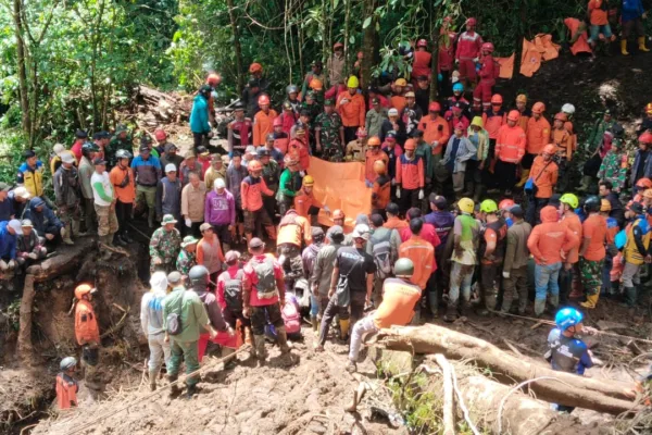 Evakuasi Korban Tanah Longsor di Pacet