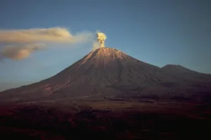 Gunung Semeru di Jatim dan Gunung Dukono di Malut Mengalami Erupsi