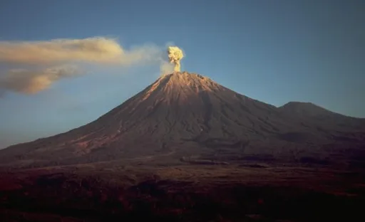 Gunung Semeru di Jatim dan Gunung Dukono di Malut Mengalami Erupsi