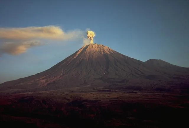 Gunung Semeru di Jatim dan Gunung Dukono di Malut Mengalami Erupsi