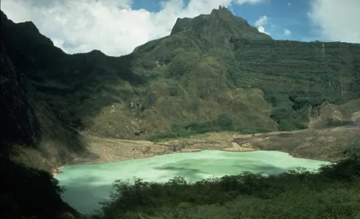 Viral Kilatan Petir di Langit Gunung Kelud, Mitos Lembu Suro