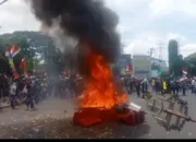 Demo Ricuh di Cirebon, Massa Bakar Barrier dan Serang Mapolsek