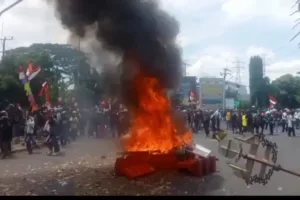 Demo Ricuh di Cirebon, Massa Bakar Barrier dan Serang Mapolsek