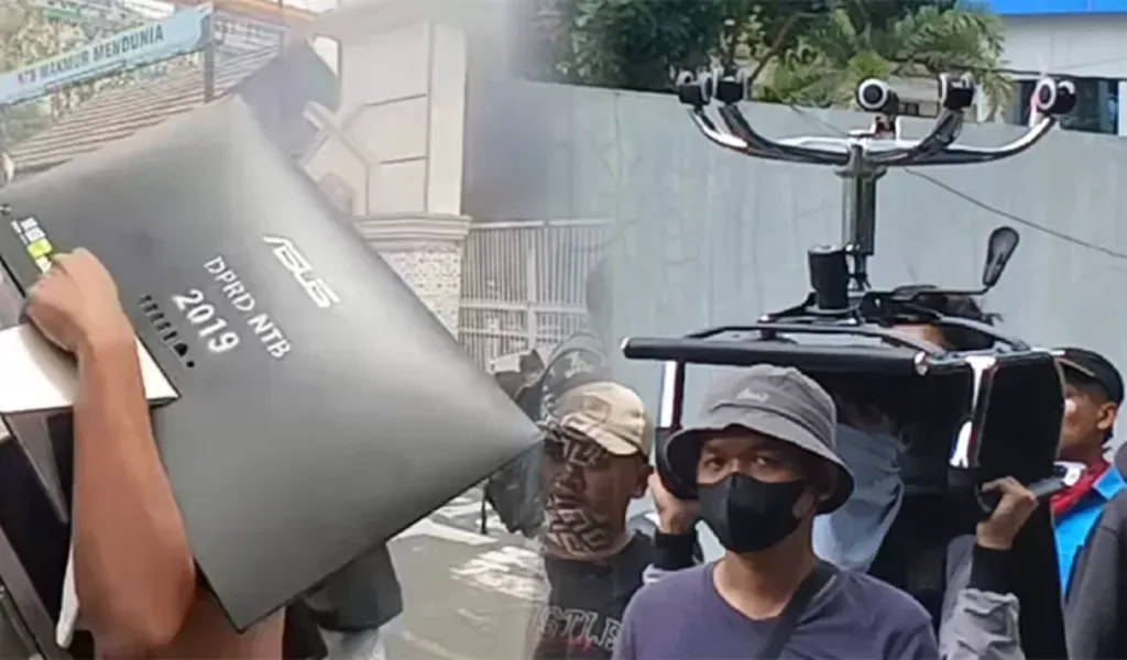 Gedung DPRD NTB Dibakar Massa Aksi, Polisi Lepas Gas Air Mata