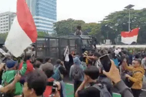 Kerusuhan dan Bentrokan Demo 25 Agustus Memanas, Senayan Mencekam Menjelang Malam