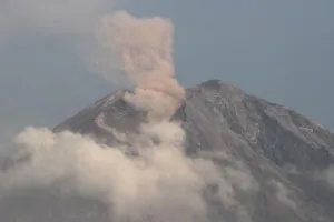 Erupsi Semeru: Status Awas, Ribuan Mengungsi dan Pendaki Dievakuasi
